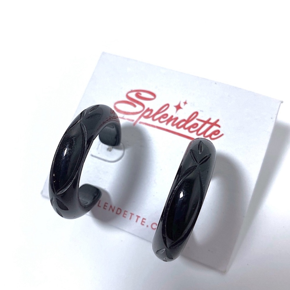 Splendette NEW Pair of Black Heavy Carve Fakelite Hoop Earrings NWT